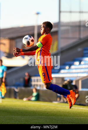 Proact Stadion, Derbyshire, UK. 14 Mai, 2018. UEFA U17 Europameisterschaft, Viertelfinale, Niederlande U17 s gegen Republik Irland U 17 s; Daishawn Redan der Niederlande springt die Kugel mit der Brust Kredit zu steuern: Aktion plus Sport/Alamy leben Nachrichten Stockfoto