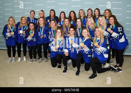 Frauen US Olympic Hockey Team in der Ankunftshalle für NBC Universal Upfront 2018, Rockefeller Plaza, New York, NY 14. Mai 2018. Foto: Jason Mendez/Everett Collection Stockfoto