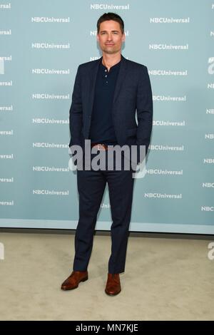 Warren Christie in der Ankunftshalle für NBC Universal Upfront 2018, Rockefeller Plaza, New York, NY 14. Mai 2018. Foto: Jason Mendez/Everett Collection Stockfoto