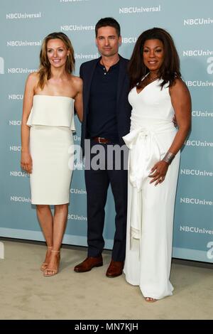 Michaela McManus, Warren Christie in der Ankunftshalle für NBC Universal Upfront 2018, Rockefeller Plaza, New York, NY 14. Mai 2018. Foto: Jason Mendez/Everett Collection Stockfoto