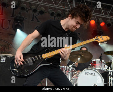 Somerset, Wisconsin, USA. 12. Mai 2018. Bassist Andrew Rose von der Band bleiben Sie hart, der während der Nördlichen Invasion Music Festival in Somerset, Wisconsin. Ricky Bassman/Cal Sport Media/Alamy leben Nachrichten Stockfoto