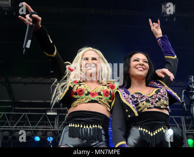 Somerset, Wisconsin, USA. 12. Mai 2018. Sänger Heidi Hirt und Carla Harvey der Band Butcher Babies führt während der Nördlichen Invasion Music Festival in Somerset, Wisconsin. Ricky Bassman/Cal Sport Media/Alamy leben Nachrichten Stockfoto