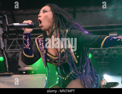 Somerset, Wisconsin, USA. 12. Mai 2018. Sängerin Carla Harvey der Band Butcher Babies führt während der Nördlichen Invasion Music Festival in Somerset, Wisconsin. Ricky Bassman/Cal Sport Media/Alamy leben Nachrichten Stockfoto