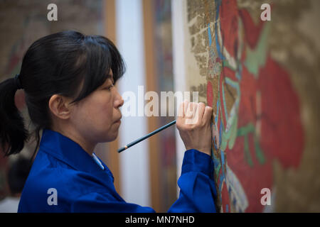 Taiyuan, Taiyuan, China. 15 Mai, 2018. Taiyuan, China, 14. Mai 2018: Das antike Restauratoren arbeiten an der Shanxi Museum in Taiyuan, Provinz Shanxi im Norden Chinas. Die Restaurierung von Antiquitäten und Reliquien ist zeitaufwändig und langweilig. Es gibt nur etwa 2.000 antiken Restauratoren in China während es mehr als zehn Millionen Stücke von Antiquitäten Restaurierung benötigen. Credit: SIPA Asien/ZUMA Draht/Alamy leben Nachrichten Stockfoto