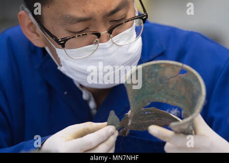 Taiyuan, Taiyuan, China. 15 Mai, 2018. Taiyuan, China, 14. Mai 2018: Das antike Restauratoren arbeiten an der Shanxi Museum in Taiyuan, Provinz Shanxi im Norden Chinas. Die Restaurierung von Antiquitäten und Reliquien ist zeitaufwändig und langweilig. Es gibt nur etwa 2.000 antiken Restauratoren in China während es mehr als zehn Millionen Stücke von Antiquitäten Restaurierung benötigen. Credit: SIPA Asien/ZUMA Draht/Alamy leben Nachrichten Stockfoto