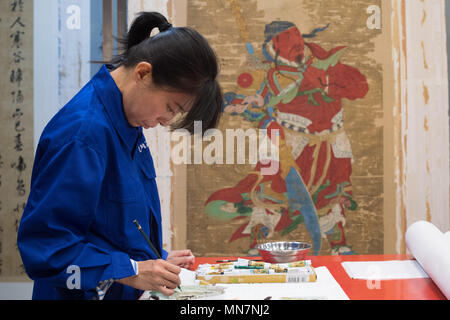 Taiyuan, Taiyuan, China. 15 Mai, 2018. Taiyuan, China, 14. Mai 2018: Das antike Restauratoren arbeiten an der Shanxi Museum in Taiyuan, Provinz Shanxi im Norden Chinas. Die Restaurierung von Antiquitäten und Reliquien ist zeitaufwändig und langweilig. Es gibt nur etwa 2.000 antiken Restauratoren in China während es mehr als zehn Millionen Stücke von Antiquitäten Restaurierung benötigen. Credit: SIPA Asien/ZUMA Draht/Alamy leben Nachrichten Stockfoto