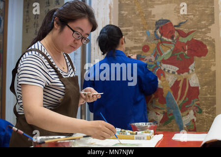 Taiyuan, Taiyuan, China. 15 Mai, 2018. Taiyuan, China, 14. Mai 2018: Das antike Restauratoren arbeiten an der Shanxi Museum in Taiyuan, Provinz Shanxi im Norden Chinas. Die Restaurierung von Antiquitäten und Reliquien ist zeitaufwändig und langweilig. Es gibt nur etwa 2.000 antiken Restauratoren in China während es mehr als zehn Millionen Stücke von Antiquitäten Restaurierung benötigen. Credit: SIPA Asien/ZUMA Draht/Alamy leben Nachrichten Stockfoto