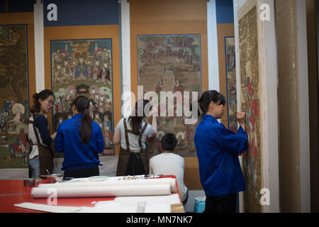 Taiyuan, Taiyuan, China. 15 Mai, 2018. Taiyuan, China, 14. Mai 2018: Das antike Restauratoren arbeiten an der Shanxi Museum in Taiyuan, Provinz Shanxi im Norden Chinas. Die Restaurierung von Antiquitäten und Reliquien ist zeitaufwändig und langweilig. Es gibt nur etwa 2.000 antiken Restauratoren in China während es mehr als zehn Millionen Stücke von Antiquitäten Restaurierung benötigen. Credit: SIPA Asien/ZUMA Draht/Alamy leben Nachrichten Stockfoto