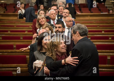 Barcelona, Spanien. 14 Mai, 2018. Parlamentariern congratule QUIM TORRA (R), nachdem der neue Präsident von Katalonien gewählt. Pro-unabhängigkeit Politiker Quim Torra hat neuen Präsidenten durch das Parlament von Katalonien gewählt. Torra sagte, daß er funktionieren wird der Inhaftierte katalanischen Führer zu befreien und nach Hause kommen die Exilanten zu machen, während die Katalanische Republik gehen. Credit: Jordi Boixareu/Alamy leben Nachrichten Stockfoto