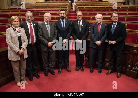 Barcelona, Spanien. 14 Mai, 2018. Neue katalanische Präsident QUIM TORRA (3. R) wirft mit ehemaligen Katalanischen Präsidenten in der katalanischen Parlament. Pro-unabhängigkeit Politiker Quim Torra hat neuen Präsidenten durch das Parlament von Katalonien gewählt. Torra sagte, daß er funktionieren wird der Inhaftierte katalanischen Führer zu befreien und nach Hause kommen die Exilanten zu machen, während die Katalanische Republik gehen. Credit: Jordi Boixareu/Alamy leben Nachrichten Stockfoto