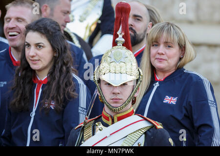 Horse Guards Parade, London, 15. Mai 2018. Der britische Premierminister Theresa May begrüßt das Team ausgewählte Großbritannien am Invictus Games Sydney 2018 zu repräsentieren und Chats zu den Athleten. Das 72-köpfige Team des Verwundeten, verletzten und kranken Veteranen- und Servicepersonal kommt zusammen, zum ersten Mal auf der Horse Guards Parade in London. Die Invictus Spiele wurden von SKH Prinz Harry gegründet. Credit: Imageplotter Nachrichten und Sport/Alamy leben Nachrichten Stockfoto