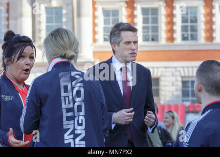 Horse Guards Parade, London, 15. Mai 2018. Verteidigungsminister Gavin Williamson kommt für den Start. Der britische Premierminister Theresa May begrüßt das Team ausgewählte Großbritannien am Invictus Games Sydney 2018 zu repräsentieren und Chats zu den Athleten. Das 72-köpfige Team des Verwundeten, verletzten und kranken Veteranen- und Servicepersonal kommt zusammen, zum ersten Mal auf der Horse Guards Parade in London. Die Invictus Spiele wurden von SKH Prinz Harry gegründet. Credit: Imageplotter Nachrichten und Sport/Alamy leben Nachrichten Stockfoto