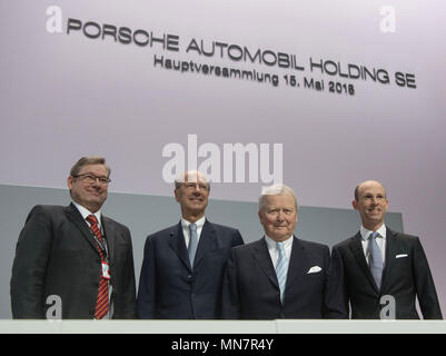 15. Mai 2018, Deutschland, Stuttgart: Mitglied des Vorstands der Porsche SE, Manfred Doess (L-R), Vorsitzender des Vorstands der Porsche Automobil Holding SE, Hans Dieter Pötsch (L), Vorsitzender des Aufsichtsrats, Wolfgang Porsche und Mitglied des Vorstands der Porsche SE, Philipp von Hagens, stehend auf dem Podium zu Beginn der Hauptversammlung. Zusammen mit Volkswagen, die Dachgesellschaft Porsche SE sah auch einen Gewinnrückgang für 2018. Foto: Marijan Murat/dpa Stockfoto