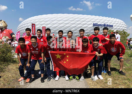 München, München, China. 13. Mai, 2018. 13. Mai 2018: Die Welt endgültig von Bayern München Jugend Cup ist in der Allianz Arena in München, Deutschland, 13. Mai 2018 statt. Chinesische Torwart Du Wemeldinge wurde als bester Torhüter ausgezeichnet. Credit: SIPA Asien/ZUMA Draht/Alamy leben Nachrichten Stockfoto