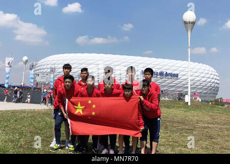 München, München, China. 13. Mai, 2018. 13. Mai 2018: Die Welt endgültig von Bayern München Jugend Cup ist in der Allianz Arena in München, Deutschland, 13. Mai 2018 statt. Chinesische Torwart Du Wemeldinge wurde als bester Torhüter ausgezeichnet. Credit: SIPA Asien/ZUMA Draht/Alamy leben Nachrichten Stockfoto