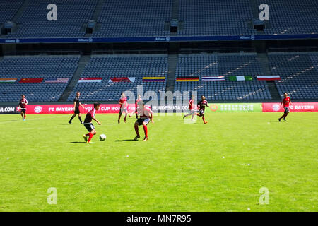 München, München, China. 13. Mai, 2018. 13. Mai 2018: Die Welt endgültig von Bayern München Jugend Cup ist in der Allianz Arena in München, Deutschland, 13. Mai 2018 statt. Chinesische Torwart Du Wemeldinge wurde als bester Torhüter ausgezeichnet. Credit: SIPA Asien/ZUMA Draht/Alamy leben Nachrichten Stockfoto