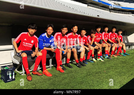 München, München, China. 13. Mai, 2018. 13. Mai 2018: Die Welt endgültig von Bayern München Jugend Cup ist in der Allianz Arena in München, Deutschland, 13. Mai 2018 statt. Chinesische Torwart Du Wemeldinge wurde als bester Torhüter ausgezeichnet. Credit: SIPA Asien/ZUMA Draht/Alamy leben Nachrichten Stockfoto