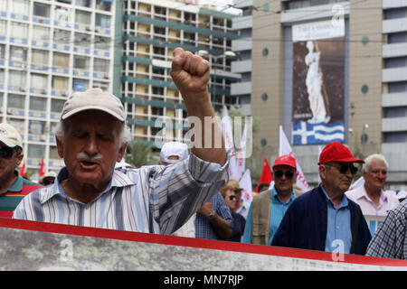 Athen, Griechenland. 15 Mai, 2018. Ältere Menschen shout Slogans während eines Protestes in Athen. Rentner marschierten durch die griechische Hauptstadt jahre Kürzungen ihrer Pensionen unter Sicherheitsleistung Verpflichtungen des Landes zu protestieren. Credit: aristidis Vafeiadakis/ZUMA Draht/Alamy leben Nachrichten Stockfoto