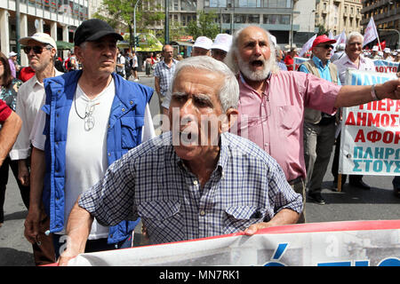 Athen, Griechenland. 15 Mai, 2018. Ältere Menschen shout Slogans während eines Protestes in Athen. Rentner marschierten durch die griechische Hauptstadt jahre Kürzungen ihrer Pensionen unter Sicherheitsleistung Verpflichtungen des Landes zu protestieren. Credit: aristidis Vafeiadakis/ZUMA Draht/Alamy leben Nachrichten Stockfoto