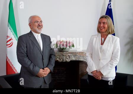 Brüssel, Belgien. 15 Mai, 2018. Europäische Union (EU) die Außenpolitik chief Federica Mogherini (R) trifft, die mit dem iranischen Außenminister Mohammad Javad Zarif in Brüssel, Belgien, 15. Mai 2018. Quelle: Europäische Union/Xinhua/Alamy leben Nachrichten Stockfoto