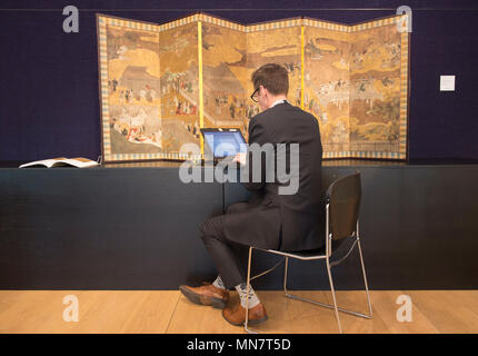 Bonhams, New Bond Street, London, UK. 15 Mai, 2018. Ein Mitglied von Bonhams personal Kataloge eine seltene und wichtige frühe Six-Panel Folding Screen Darstellung weiblicher Proto-Kabuki, Momoyama (1573-1615) oder der frühen Edo-zeit (1615-1868) Zeitraum, ca. 1610-1620 bei Bonhams feine chinesische und japanische Kunst Verkauf Vorschau, geschätzte £ 80,000-150, 000. Künstler unbekannt. Credit: Malcolm Park/Alamy Leben Nachrichten. Stockfoto