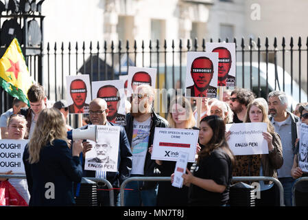 Demonstranten gegenüber 10 Downing St. protestieren gegen die Türkei präsident Erdogan, und sein Besuch in Großbritannien, das am 15. Mai 2018 Stockfoto