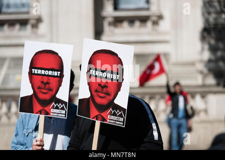 Demonstranten gegenüber 10 Downing St. protestieren gegen die Türkei präsident Erdogan, und sein Besuch in Großbritannien, das am 15. Mai 2018 Stockfoto