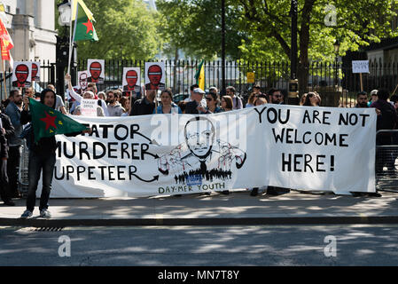 Demonstranten gegenüber 10 Downing St. protestieren gegen die Türkei präsident Erdogan, und sein Besuch in Großbritannien, das am 15. Mai 2018 Stockfoto