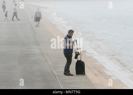 Blackpool, Lancashire. Uk Wetter. 15.05.2018. Kalt, trüb und neblig Start in den Tag an der Fylde Coast als seafret oder har Rollen in der Irischen See. Credit: MediaWorldImages/Alamy leben Nachrichten Stockfoto