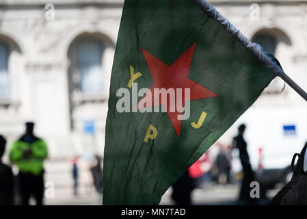 Demonstranten gegenüber 10 Downing St. protestieren gegen die Türkei präsident Erdogan, und sein Besuch in Großbritannien, das am 15. Mai 2018 Stockfoto