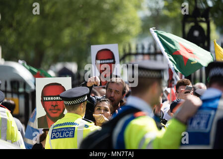 Demonstranten gegenüber 10 Downing St. protestieren gegen die Türkei präsident Erdogan, und sein Besuch in Großbritannien, das am 15. Mai 2018 Stockfoto