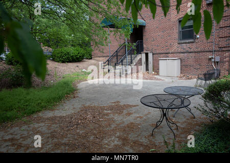 Zurück Eingang des Gebäudes, die in einem geschlossenen Raum mit einer Terrasse von Art in der Nähe von Garfield Park von 501 1st Street SE, Washington, DC öffnet, das würde zu erschwinglichen Wohnraum in Washington, DC für Mitglieder des US-Repräsentantenhauses, die derzeit in der Capitol Hill Büros sind am Freitag, 11. Mai 2018. Diese Ansicht wird von der 1. Straße in Richtung New Jersey Avenue, SE. Credit: Ron Sachs/CNP (Einschränkung: Keine New York oder New Jersey Zeitungen oder Zeitschriften innerhalb eines 75-Meilen-Radius von New York City) | Verwendung weltweit Stockfoto