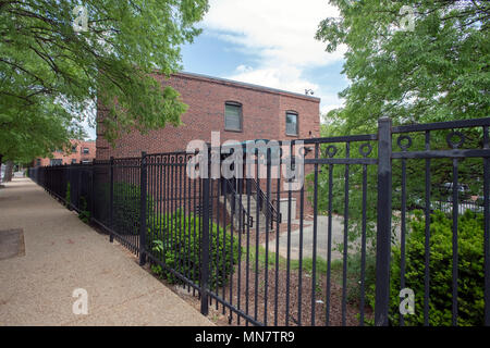 Zurück Eingang des Gebäudes, die in einem geschlossenen Raum mit einer Terrasse von Art in der Nähe von Garfield Park von 501 1st Street SE, Washington, DC öffnet, das würde zu erschwinglichen Wohnraum in Washington, DC für Mitglieder des US-Repräsentantenhauses, die derzeit in der Capitol Hill Büros sind am Freitag, 11. Mai 2018. Diese Ansicht ist von der New Jersey Avenue, SE Blick in die erste Straße, SE. Credit: Ron Sachs/CNP (Einschränkung: Keine New York oder New Jersey Zeitungen oder Zeitschriften innerhalb eines 75-Meilen-Radius von New York City) | Verwendung weltweit Stockfoto