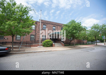 Das Gebäude in der 1. Straße 501 SE, Washington, DC, die zu erschwinglichen Wohnraum in Washington DC umgewandelt werden würde, für die Mitglieder des US-Repräsentantenhauses, die derzeit in der Capitol Hill Büros sind am Freitag, 11. Mai 2018. Dies ist der Eingang am 1. Street, SE. Credit: Ron Sachs/CNP (Einschränkung: Keine New York oder New Jersey Zeitungen oder Zeitschriften innerhalb eines 75-Meilen-Radius von New York City) | Verwendung weltweit Stockfoto