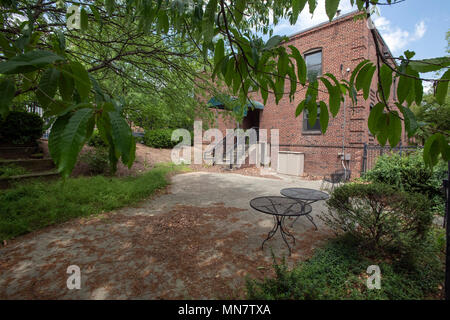 Zurück Eingang des Gebäudes, die in einem geschlossenen Raum mit einer Terrasse von Art in der Nähe von Garfield Park von 501 1st Street SE, Washington, DC öffnet, das würde zu erschwinglichen Wohnraum in Washington, DC für Mitglieder des US-Repräsentantenhauses, die derzeit in der Capitol Hill Büros sind am Freitag, 11. Mai 2018. Diese Ansicht wird von der 1. Straße in Richtung New Jersey Avenue, SE. Credit: Ron Sachs/CNP (Einschränkung: Keine New York oder New Jersey Zeitungen oder Zeitschriften innerhalb eines 75-Meilen-Radius von New York City) | Verwendung weltweit Stockfoto