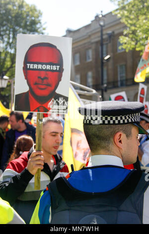 London, Großbritannien. 15. Mai 2018. Polizei Zusammentreffen mit Anti-Erdogan demonstration Credit: Alex Cavendish/Alamy leben Nachrichten Stockfoto