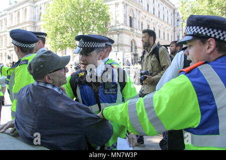 London, Großbritannien. 15. Mai 2018. Polizei Zusammentreffen mit Anti-Erdogan demonstration Credit: Alex Cavendish/Alamy leben Nachrichten Stockfoto