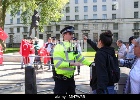 London, Großbritannien. 15. Mai 2018. Anti-Erdogan Demonstrant mit Erodgan Anhänger Kredit: Alex Cavendish/Alamy leben Nachrichten Stockfoto