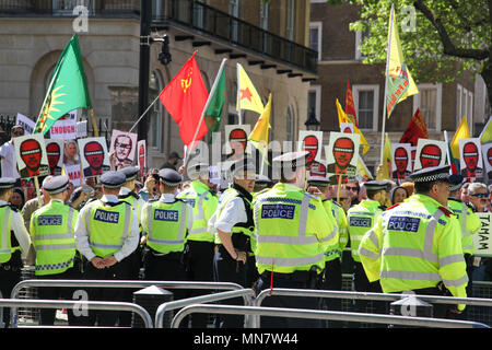 London, Großbritannien. 15. Mai 2018. Polizei Zusammentreffen mit Anti-Erdogan demonstration Credit: Alex Cavendish/Alamy leben Nachrichten Stockfoto