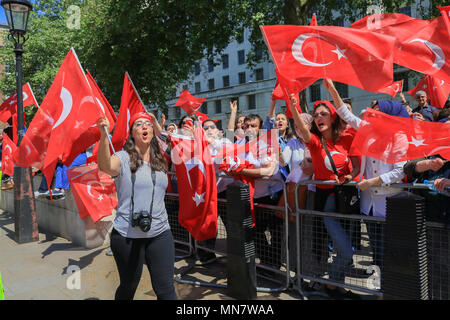 London, Großbritannien. 15. Mai 2018 jubelnden Erdogan unterstützer Welle türkische Nationale Fahnen wie Sie inszenieren eine Protestaktion zu Kurdistan Solidarität Demonstranten vor Downing Street warten auf die Ankunft der Türkei Präsident Recep Tayyip Erdoğan, der auf einem 3-tägigen Besuch im Vereinigten Königreich und bereitet auf den britischen Premierminister Theresa May Credit: Amer ghazzal/Alamy Leben Nachrichten treffen Stockfoto