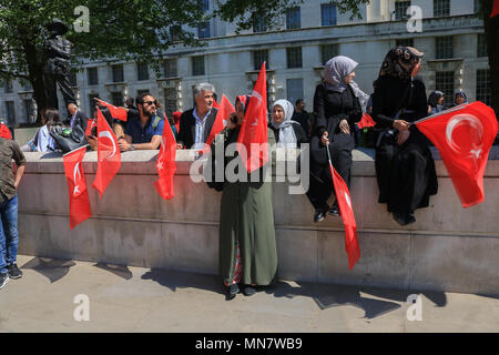 London, Großbritannien. 15. Mai 2018 jubelnden Erdogan unterstützer Welle türkische Nationale Fahnen wie Sie inszenieren eine Protestaktion zu Kurdistan Solidarität Demonstranten vor Downing Street warten auf die Ankunft der Türkei Präsident Recep Tayyip Erdoğan, der auf einem 3-tägigen Besuch im Vereinigten Königreich und bereitet auf den britischen Premierminister Theresa May Credit: Amer ghazzal/Alamy Leben Nachrichten treffen Stockfoto