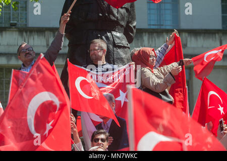 London, Großbritannien. 15. Mai 2018. Jubilant Erdogan unterstützer Welle türkische Nationale Fahnen, wie Sie eine Protestaktion zu Kurdistan Solidarität Demonstranten vor Downing Street warten auf die Ankunft der Türkei Präsident Recep Tayyip Erdoğan, der auf einem 3-tägigen Besuch im Vereinigten Königreich und bereitet auf den britischen Premierminister Theresa May Credit: Amer ghazzal/Alamy Leben Nachrichten Treffen der Bühne Stockfoto