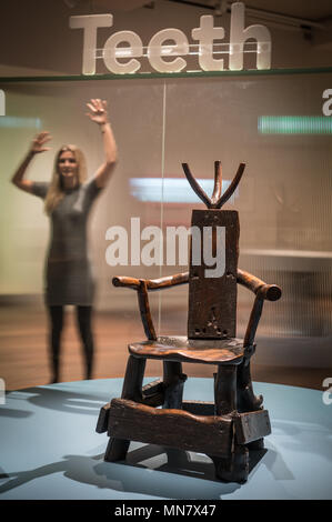 London, Großbritannien. 15 Mai, 2018. Das 19. Jahrhundert Friseur-Chirurg Stuhl, von 'Zähne', eine neue Ausstellung in der Wellcome Collection, London, mit über 150 Objekte und zur Eröffnung am 17. Mai. Foto Datum: Dienstag, 15. Mai 2018. Credit: Roger Garfield/Alamy leben Nachrichten Stockfoto