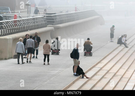 Blackpool, Lancashire. UK Wetter. 15.05.2018. Kalt, trüb und neblig Start in den Tag an der Fylde Coast als seafret oder har Rollen in der Irischen See. Credit: MediaWorldImages/Alamy leben Nachrichten Stockfoto