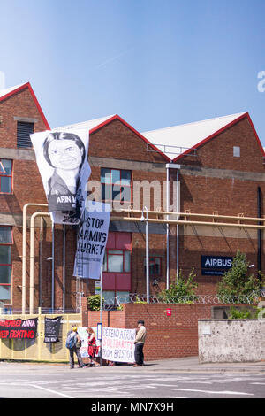 Filton, Bristol, UK. 15 Mai, 2018. Banner Porträts von Frauen getötet Kämpfe in Syrien haben vom Dach des Airbus Gesellschaft in Filton gehangen worden. Die Demonstranten sagen sie sind Freunde von Anna Campbell, von Bristol, die in Syrien, starb. Die Demonstranten glaube Airbus verkauft Waffen an das türkische Militär und die Frauen auf dem Banner wurden von türkischen Truppen getötet. BAe hat eine Erklärung, dass die Arbeit mit der Türkei entspricht Verteidigung Exportkontrolle herausgegeben. Credit: Herr Standfast/Alamy leben Nachrichten Stockfoto