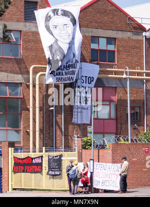 Filton, Bristol, UK. 15 Mai, 2018. Banner Porträts von Frauen getötet Kämpfe in Syrien haben vom Dach des Airbus Gesellschaft in Filton gehangen worden. Die Demonstranten sagen sie sind Freunde von Anna Campbell, von Bristol, die in Syrien, starb. Die Demonstranten glaube Airbus verkauft Waffen an das türkische Militär und die Frauen auf dem Banner wurden von türkischen Truppen getötet. BAe hat eine Erklärung, dass die Arbeit mit der Türkei entspricht Verteidigung Exportkontrolle herausgegeben. Credit: Herr Standfast/Alamy Live News Credit: Herr Standfast/Alamy leben Nachrichten Stockfoto