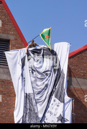 Filton, Bristol, UK. 15 Mai, 2018. Banner Porträts von Frauen getötet Kämpfe in Syrien haben vom Dach des Airbus Gesellschaft in Filton Proteste gehangen, mit Puten Präsident Erdogans vist zusammenfallen.. Die Demonstranten sagen sie sind Freunde von Anna Campbell, von Bristol, die in Syrien, starb. Die Demonstranten glaube Airbus verkauft Waffen an das türkische Militär und die Frauen auf dem Banner wurden von türkischen Truppen getötet. BAe hat eine Erklärung, dass die Arbeit mit der Türkei entspricht Verteidigung Exportkontrolle herausgegeben. Credit: Herr Standfast/Alamy leben Nachrichten Stockfoto