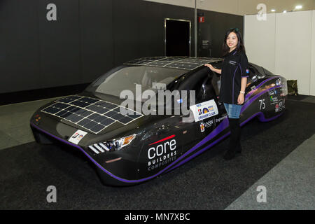 Sydney, Australien. 15 Mai, 2018. Sydney, Australien. 15 Mai, 2018. CeBIT Australien bringt die meisten innovativen Köpfe der coolste Technologie und der Welt, an dem International Convention Centre, Darling Harbour, Sydney, Australien. Catherine Liao zeigt ein Solo Auto, einer der Studenten an der Universität in New South Wales - UNSW, die in das Design und die Erfindung der 'Violett' Teil von Team Sunswift an der UNSW beteiligt war. Credit: Paul Lovelace/Alamy Live News Credit: Paul Lovelace/Alamy leben Nachrichten Stockfoto