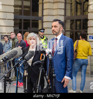 Edinburgh, Schottland, 14. Mai 2018. Ehemalige katalanische Minister, Clara Ponsatí und ihr Rechtsanwalt, aamer Anwar Adressierung die Medien ausserhalb von Edinburgh Sheriff Court und Gerechtigkeit des Friedens. Credit: Kelly Neilson/Alamy Leben Nachrichten. Stockfoto