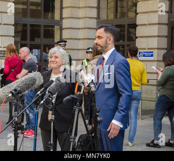 Edinburgh, Schottland, 15. Mai 2018. Ehemalige katalanische Minister, Clara Ponsatí und ihr Rechtsanwalt, aamer Anwar Adressierung die Medien ausserhalb von Edinburgh Sheriff Court und Gerechtigkeit des Friedens. Credit: Kelly Neilson/Alamy Leben Nachrichten. Stockfoto